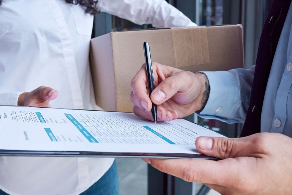 firmando un documento en un despacho de aduanas